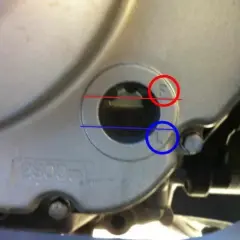 Indicador para comprobar aceite moto. El nivel de aceite está entre las marcas L y R, lo cual es correcto.