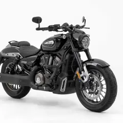 Motocicleta Voge custom negra, estilo cruiser, con detalles cromados y asiento doble.