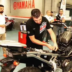 Técnicos trabajando en el motor CP3 de una motocicleta Yamaha.