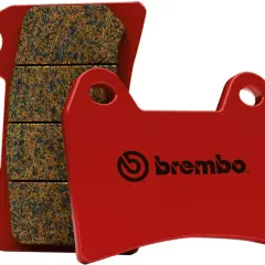 Pastillas sinterizadas Brembo rojas, listas para ofrecer un frenado potente y seguro en tu moto.