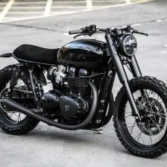 Elegante moto negra customizada, lista para la aventura. Su diseño evoca la búsqueda de la equivalencia neumáticos moto perfecta para cualquier terreno.