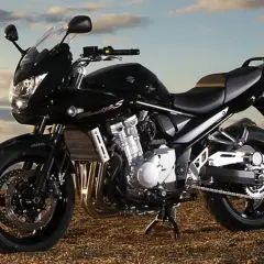 Suzuki Bandit 650 negra, lista para la aventura. Conoce su suzuki bandit 650 ficha técnica completa.