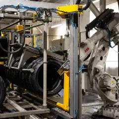 Brazo robótico ABB manipula neumáticos Michelin en Lasarte.