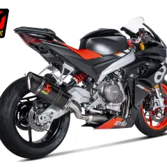 Aprilia RS 660 con escape Akrapovič, lista para el escape de la rutina.