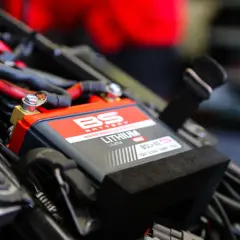 La batería de litio BS Battery LiFePO4, modelo BSLi-02, de 12V y 3.0Ah, es la que lleva mi moto.