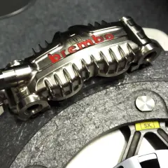 Pinza de freno Brembo para moto, mostrando diferentes tipos de pastillas de freno moto.