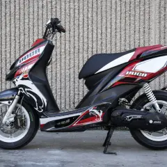 Moto 49cc con diseño deportivo negro, rojo y blanco, con dragones. ¿Por qué no arranca mi moto 49cc?