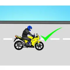 Motociclista con casco azul listo para arrancar una moto amarilla. ¡Todo en orden!