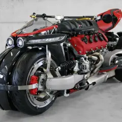 La Lazareth LM 847, una moto futurista con motor V8, doble rueda delantera y diseño agresivo.