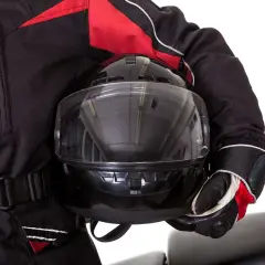 Motociclista con casco negro y chaqueta roja. Aprende como poner pinlock para evitar vaho.