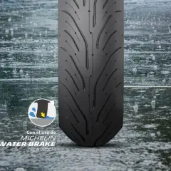 Neumático Michelin Pilot Road 4 en lluvia, con tecnología Water Brake. ¡Excelentes opiniones para rodar seguro!