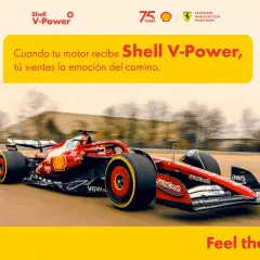 Coche de Fórmula 1 rojo y negro de Ferrari en pista, con el logo de Shell V-Power. Siente la potencia.