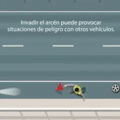 Una moto circula por el arcén, creando una situación de peligro. El texto indica que invadir el arcén puede ser peligroso.