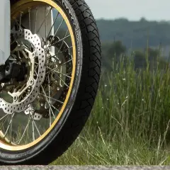 Rueda de moto con neumático Michelin Anakee Adventure, ideal para explorar caminos. ¡Excelentes opiniones!