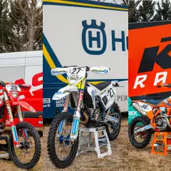 Tres motos de cross: una roja GasGas, una blanca Husqvarna y una naranja KTM, listas para la acción de Pierer Mobility.