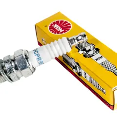Bujía NGK DCPR8E, un ejemplo de los tipos de bujías para motos, con su caja amarilla.