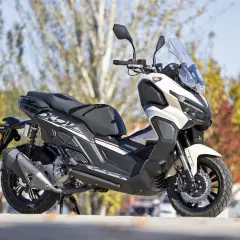 Scooter Keeway Vieste 300 color crema, con detalles en negro y plateado. A pesar de su diseño, algunos usuarios reportan keeway vieste 300 problemas.