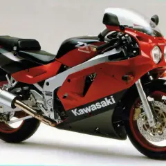 Kawasaki ZX-750, una moto deportiva roja y negra, lista para la velocidad.