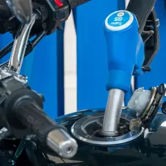 La moto de 4 tiempos usa gasolina Super 95. La boquilla de la gasolinera está en el depósito.