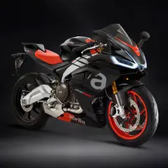 La Aprilia RS 660 full black, con asiento rojo y detalles deportivos, lista para la velocidad.