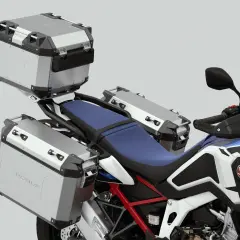 Moto Honda con maletas laterales y superior, ideal para viajes largos. Con estas alforjas, se puede llevar mochila en moto sin problemas.