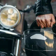 Motociclista con casco negro, listo para aprender como dar de baja una moto.