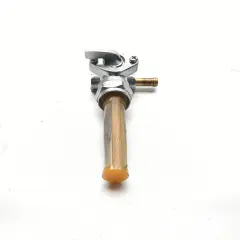 Llave de gasolina para moto con filtro. Permite controlar el flujo de combustible en sus posiciones llave.
