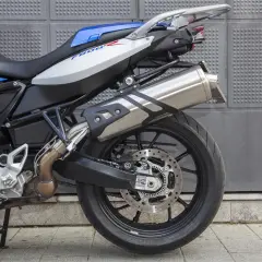 Detalle de la BMW F800R, ideal para quienes buscan opiniones sobre esta moto. Destaca su asiento bicolor y escape cromado.