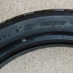 Detalle de la nomenclatura de llantas de motocicleta, mostrando información de carga, presión y composición.
