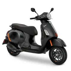 Vespa GTS 300 negra con detalles naranjas, asiento deportivo y llantas de aleación.