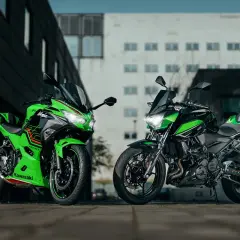 Dos Kawasaki verdes, una Ninja y una Z, listas para la acción. Consulta la kawasaki z400 ficha técnica para conocer sus detalles.