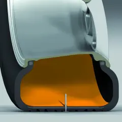Corte de rueda con un clavo atravesando el neumático. Ilustra cómo poner una mecha en una rueda para reparar pinchazos.