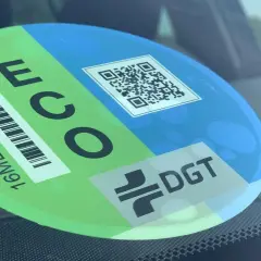 Pegatina ECO DGT en parabrisas. Indica que la moto cumple con la normativa euro 5.