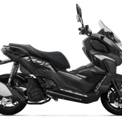 Scooter negro deportivo, listo para recorrer las calles de Keeway España. Diseño moderno y ágil.