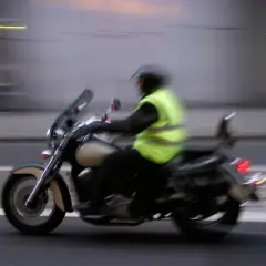 Motociclista con chaleco reflectante, esencial para la seguridad. Es obligatorio llevar chaleco reflectante en la moto.