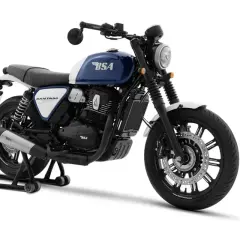 Motocicleta BSA Bantam 350 azul y blanca, estilo retro, sobre un soporte.