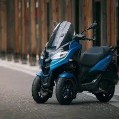 Un Piaggio MP3 300 azul brillante, ideal para la ciudad. Descubre su precio y características.