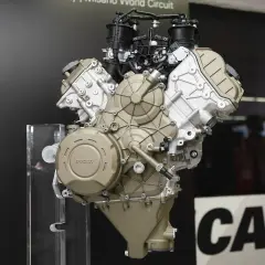 Motor V4 Ducati, una obra de ingeniería expuesta sobre un soporte transparente.