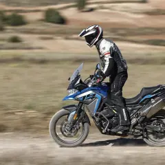 Motociclista en una Voge 650 DSX azul, probando sus capacidades off-road. Las voge 650 dsx opiniones son positivas.