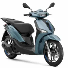 Scooter Piaggio Liberty 125 en color azul claro, ideal para quienes buscan bajo consumo y estilo urbano.