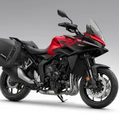 Honda CB1000GT roja y negra, lista para la aventura con sus maletas laterales.