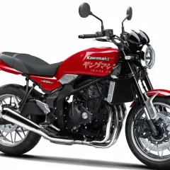 Motocicleta Kawasaki Z400RS roja, estilo retro, con detalles cromados y motor expuesto.