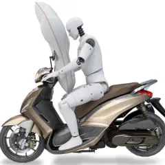 Un maniquí en una moto dorada con un airbag inflado protegiendo su torso. Las motos tienen airbag para mayor seguridad.
