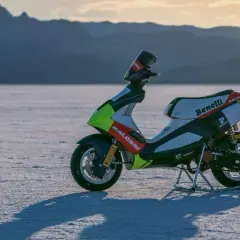 Scooter de carreras Benelli con gráficos Malossi en un paisaje desértico. ¿Cuántos caballos tiene una 49?