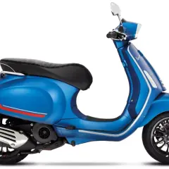 Un modelo Vespa 125 azul brillante, con detalles deportivos y asiento negro.