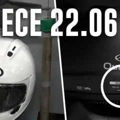 Cascos de moto Arai con etiqueta de homologaciones ECE 22.06. El casco blanco a la izquierda y el negro a la derecha, mostrando la certificación.