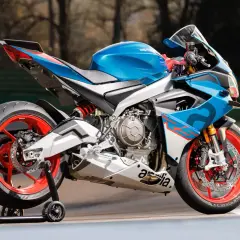 Aprilia RS 660 35kw, una moto deportiva azul y blanca con detalles rojos, lista para la pista.