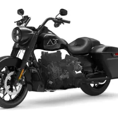 Impresionante moto diesel negra, estilo bagger, con motor expuesto y alforjas.