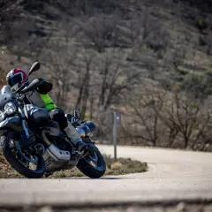 Motociclista en curva, con casco y equipo de aventura. Las llantas Continental TKC 70 opiniones son clave para este terreno.