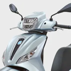 Detalle frontal de la Piaggio Medley 125 en un elegante color plateado. Se aprecian el faro, el manillar y el asiento.